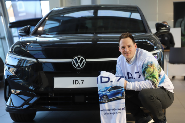 Markedssjef i Volkswagen personbil med genser og ID.7 konkurranse